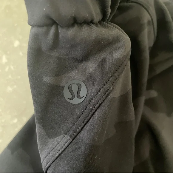 Lululemon Stretch High Rise 7/8 Pants - Camo Size 2 - Picture 6 of 9